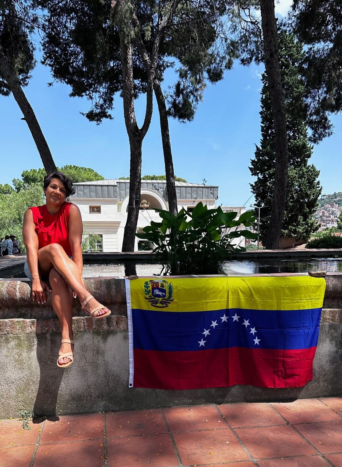 Dayana junto a la bandera de Venezuela