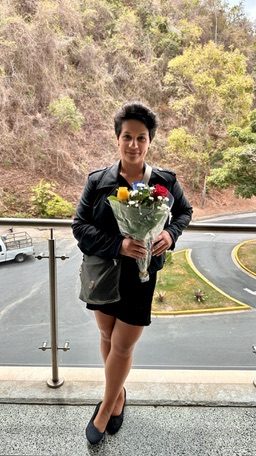 Dayana con un ramo de flores