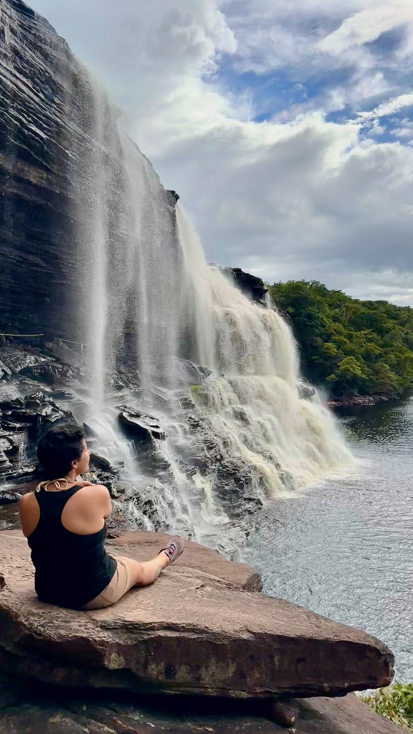 Dayana frente a una cascada en Venezuela